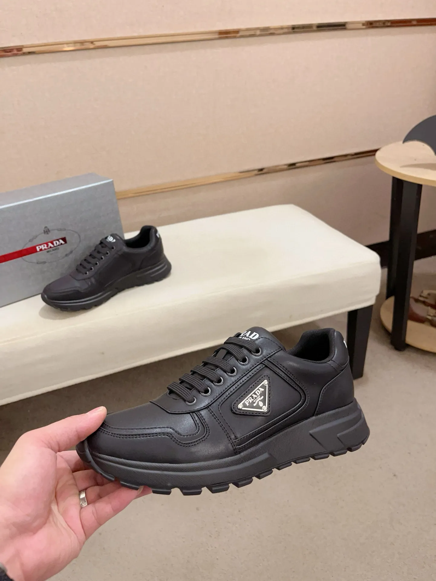 Men's shoes 💰 580 💰 (high version) new Prada (Prada) high-top counters are launched simultaneously, new men's shoes, 😘fabrics are selected from waterproof technical cloth. First layer cowhide lining. 👍🏿Original molded anti-slip rubber outsole, with exquisite lines, simple and elegant, comfortable and high-end for leisure travel. Number of yards: 38 to 44. (Can be customized for 45.46.)